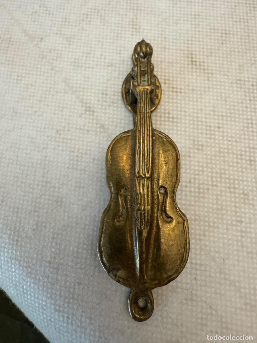 Antig&uuml;edades: Llamador bronce forma violin