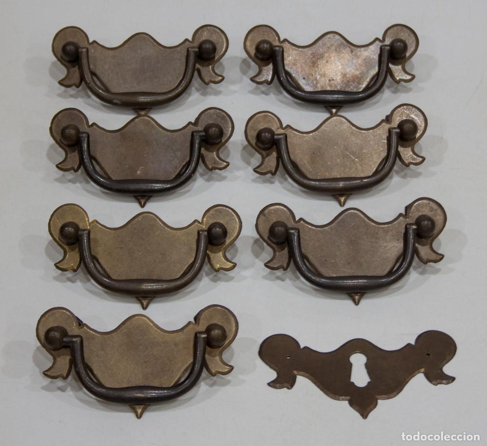 Antig&uuml;edades: LOTE DE 7 TIRADORES Y 1 BOCALLAVE ESTILO REINA ANA. HORTON BRASSES.
