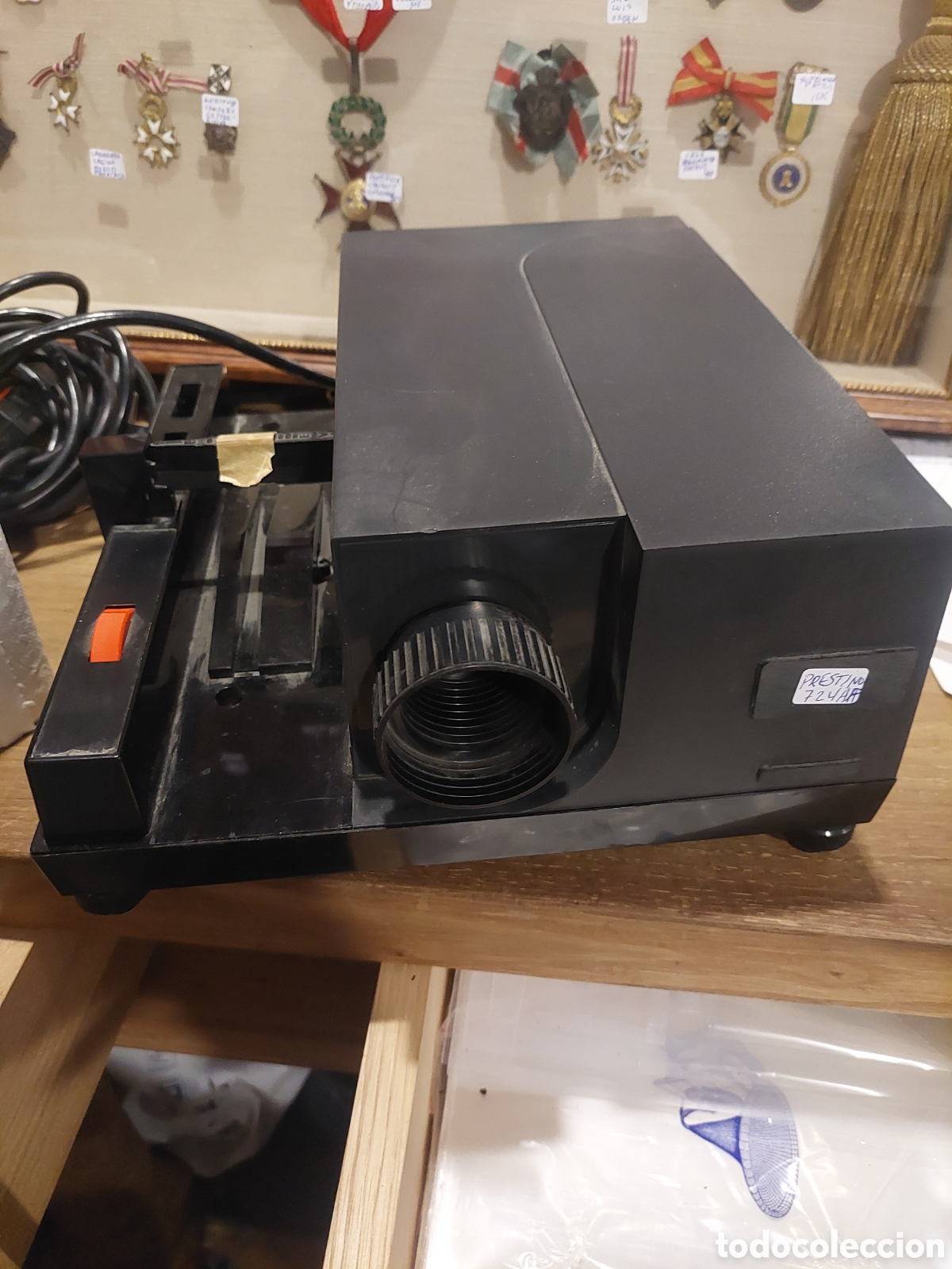 Antig&uuml;edades: PROYECTOR DE FILMINAS enfoque autom&aacute;tico TIENE UTENSIOS PARA DES&Ntilde;IZAR Y COLOCAR FILMINAS
