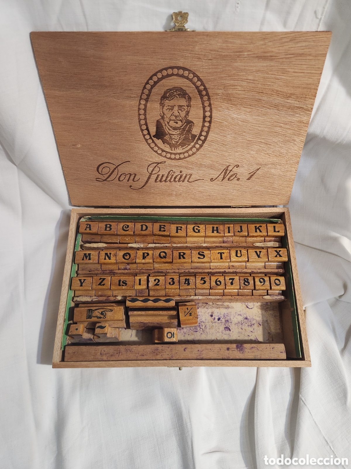 Antig&uuml;edades: IMPRENTA SELLOS TAMPONES DE LETRAS, N&Uacute;MEROS Y S&Iacute;MBOLOS. MADERA Y CAUCHO. 42 PIEZAS.