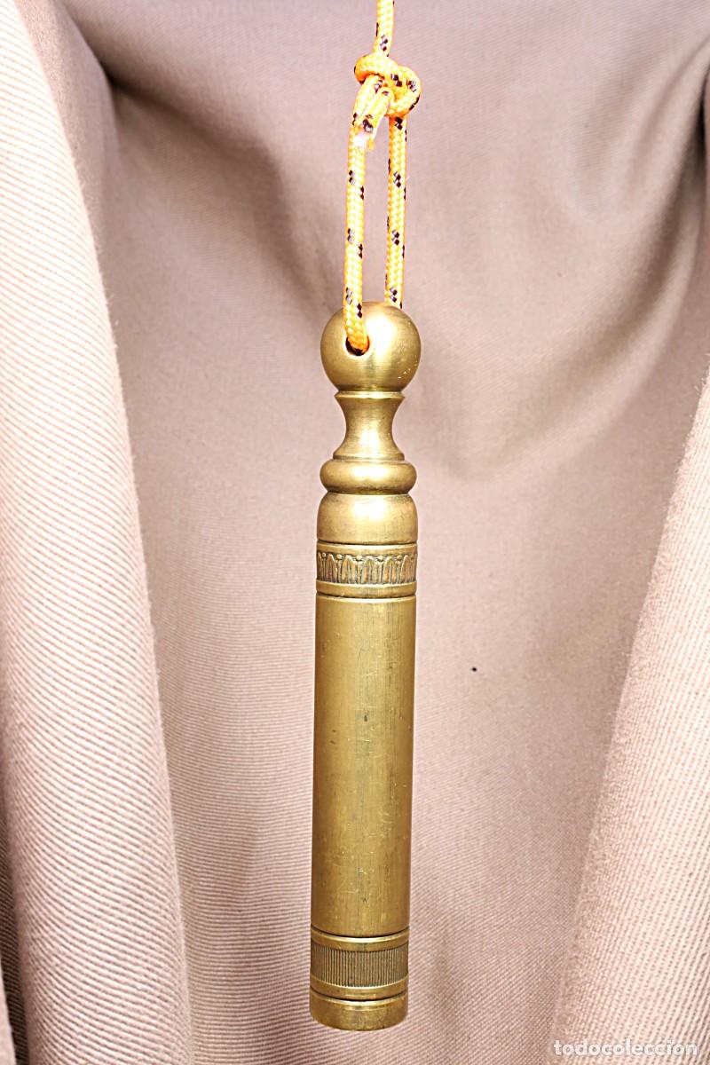 Antig&uuml;edades: Plomada vertical larga. Perforada horizontalmente. Long vertical plumb bob. Horizontally perforated.