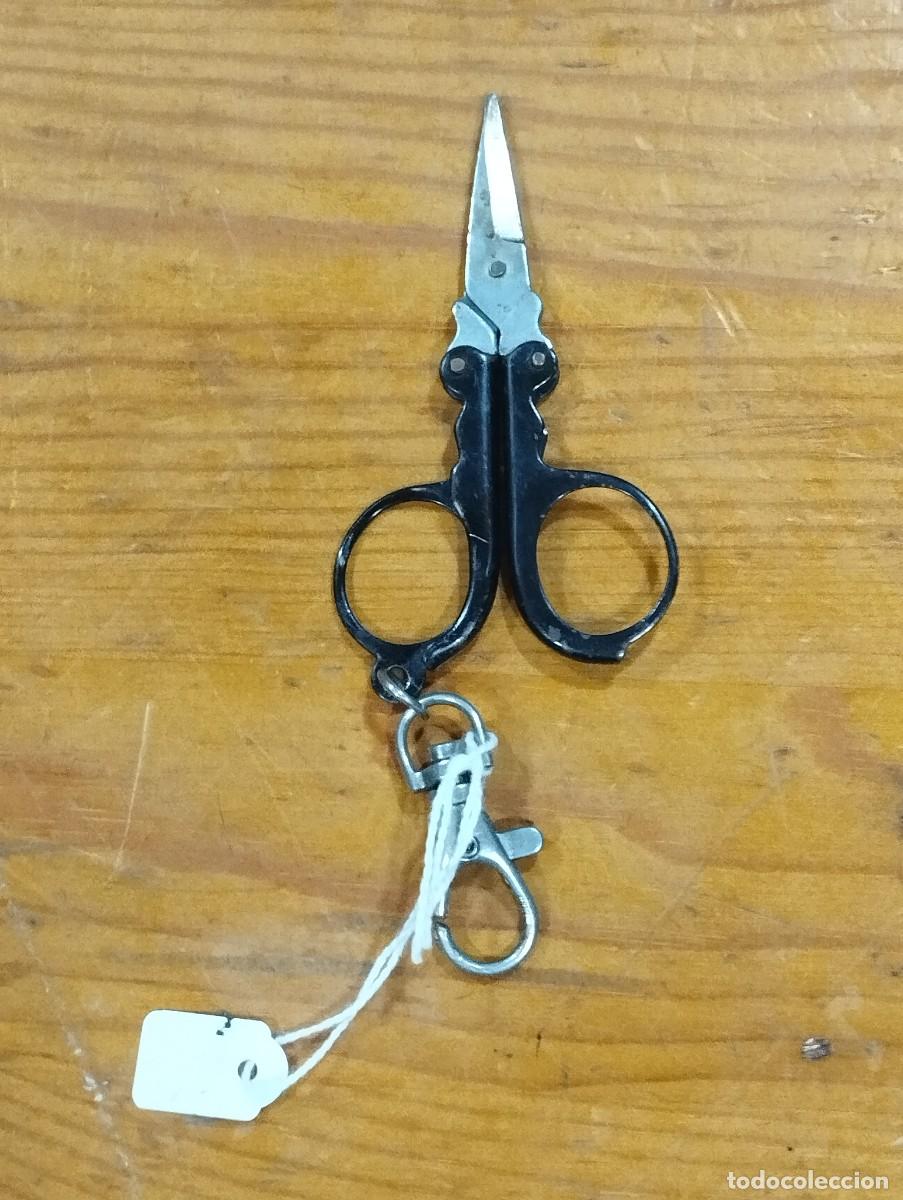 Antig&uuml;edades: PEQUE&Ntilde;AS TIJERAS PLEGABLES ANTIGUAS CON ANILLA PARA LLEVAR COLGADAS MEDIANTE MOSQUETON.