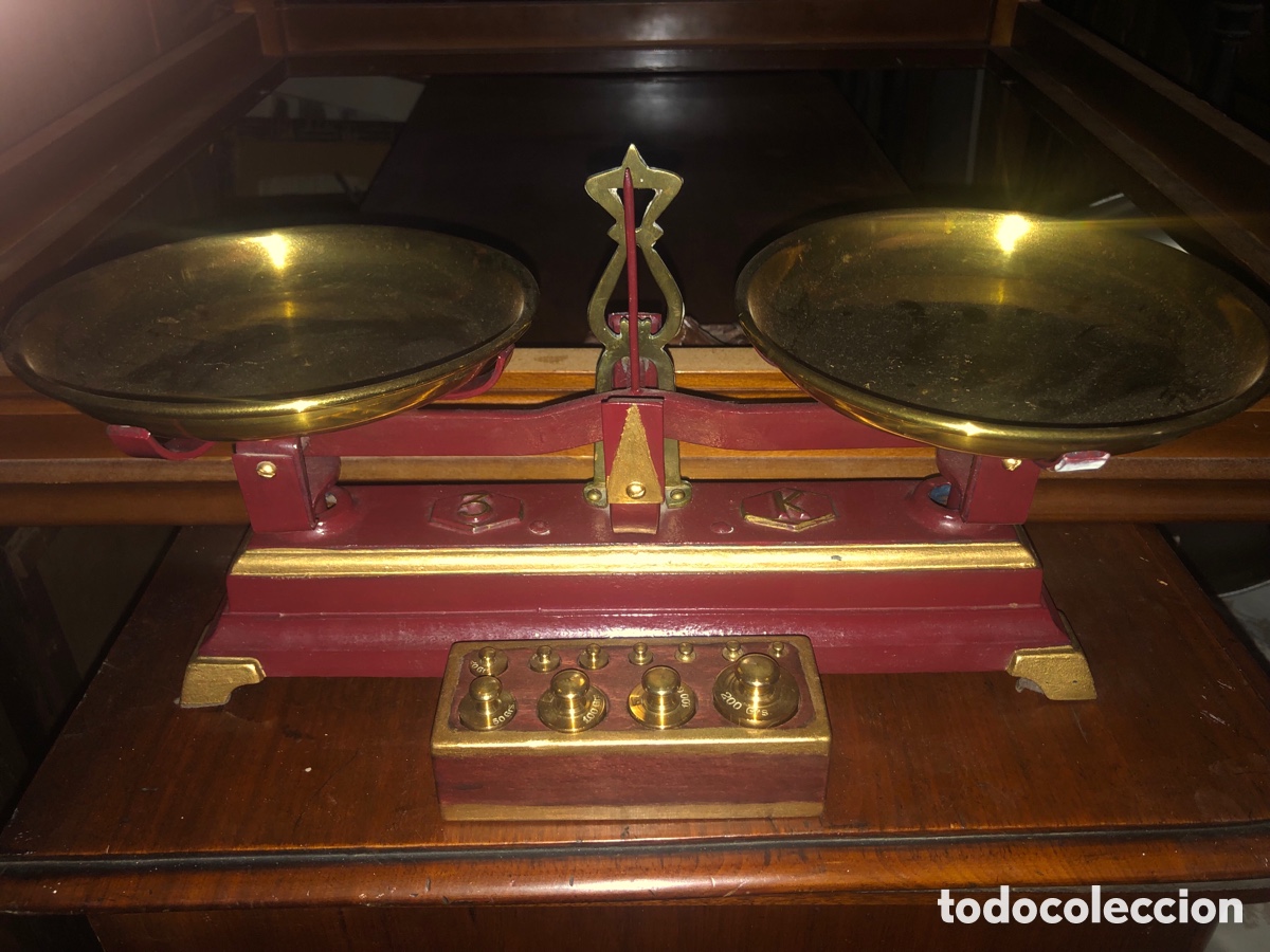 Antig&uuml;edades: Balanza antigua de hierro, con platos de lat&oacute;n y juego de pesas completo