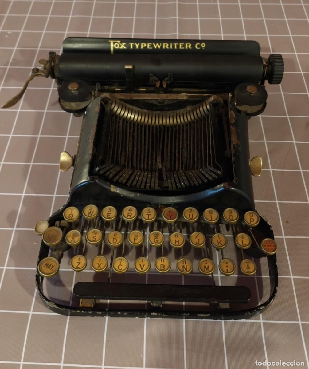Antig&uuml;edades: M&aacute;quina de escribir port&aacute;til Fox con carro plegable de los a&ntilde;os 1920