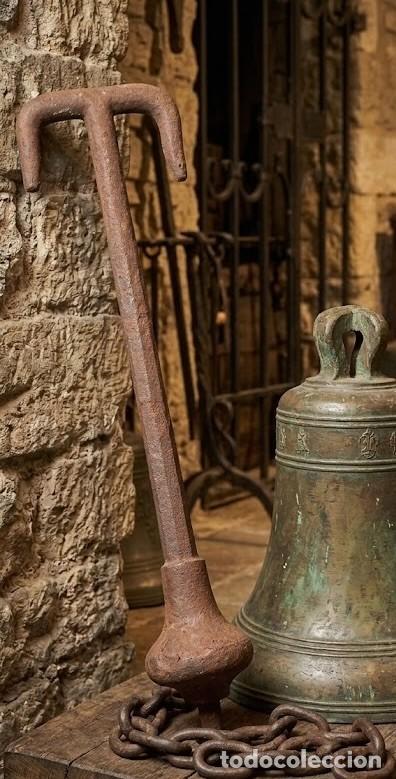 Antig&uuml;edades: Badajo de campana en hierro forjado. Pieza portuguesa