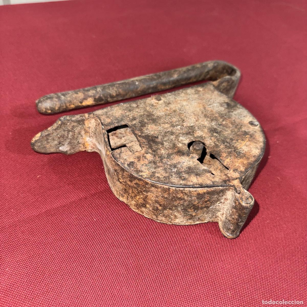Antig&uuml;edades: Antiguo Candado de Hierro Forjado - Foto 1