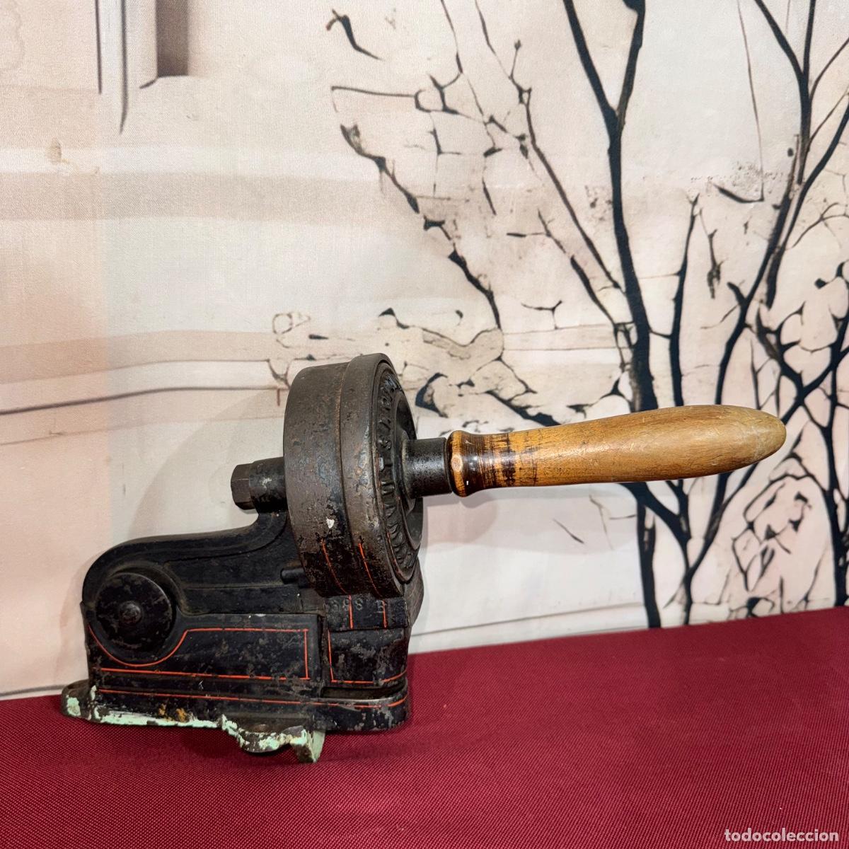Antig&uuml;edades: M&aacute;quina Rotuladora o Perforadora de Iniciales