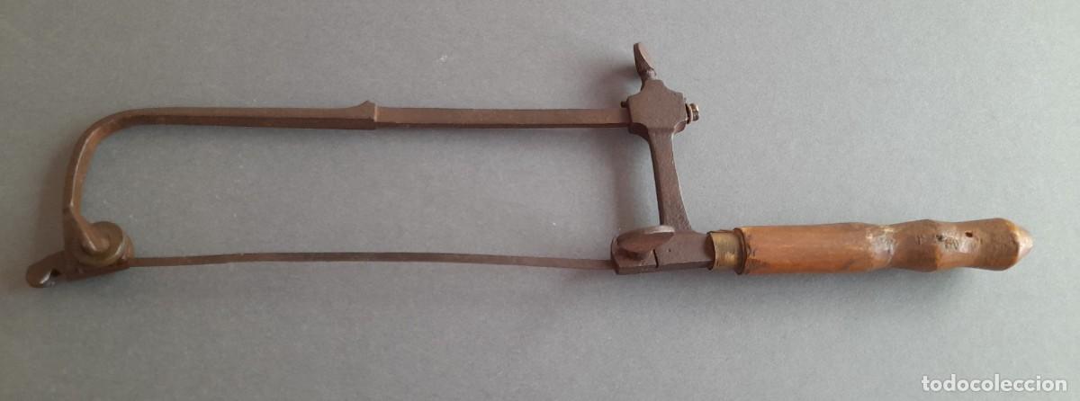 Antig&uuml;edades: antigua sierra ajustable de marqueteria, mango de madera con se&ntilde;ales de carcoma, 30x8cm aprox