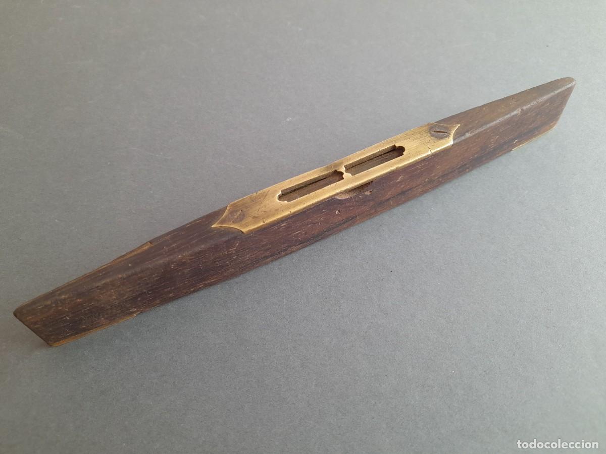 Antig&uuml;edades: peque&ntilde;o nivel de madera y laton en forma de barco (23.5cm de alto aprox)