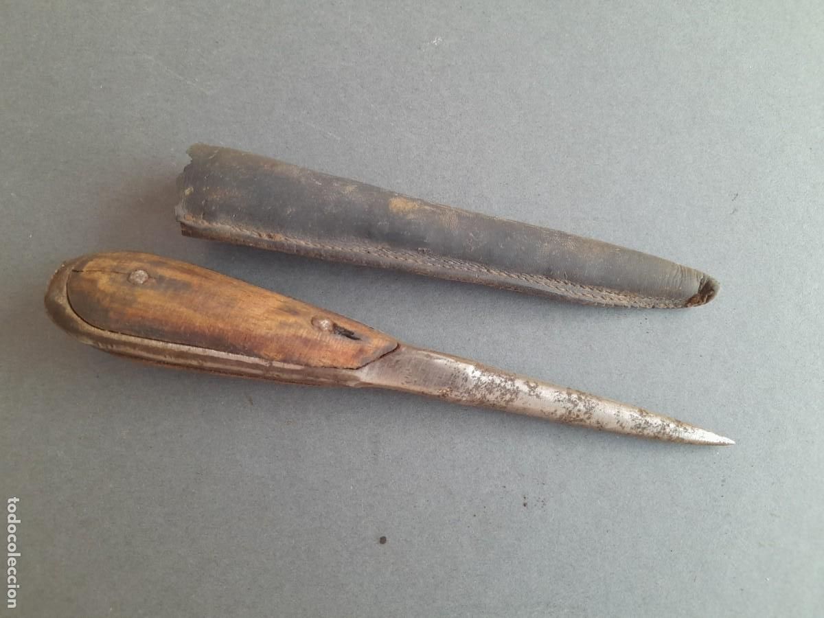 Antig&uuml;edades: punzon de acero con cachas de madera, y funda 17cm aprox