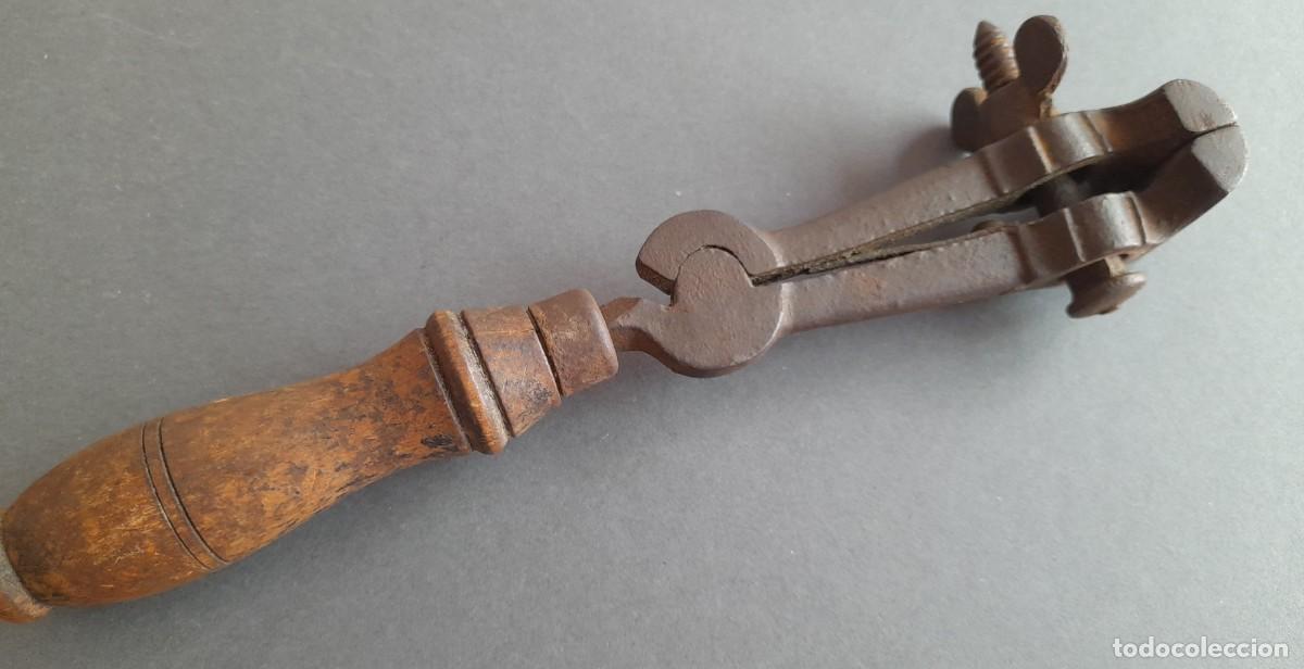 Antig&uuml;edades: antigua mordaza con mango de madera, 21cm aprox, boca 3cm aprox