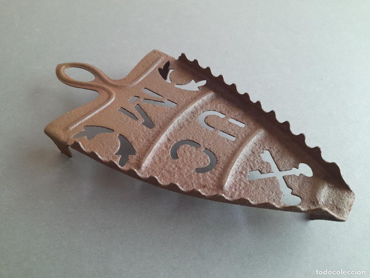 Antig&uuml;edades: antiguo soporte de plancha / reposa plancha (hierro, 23,5x12cm aprox)