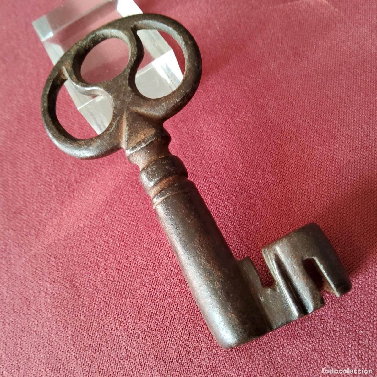 Antig&uuml;edades: ANTIGUA LLAVE DE HIERRO FORJADO, ESPA&Ntilde;A SIGLO XVII