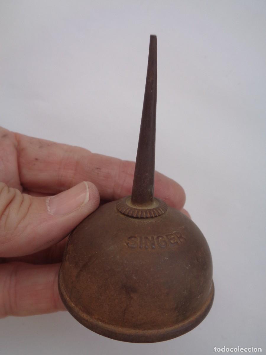 Antig&uuml;edades: ANTIGUA ACEITERA DE LA MAQUINA DE COSER SINGER