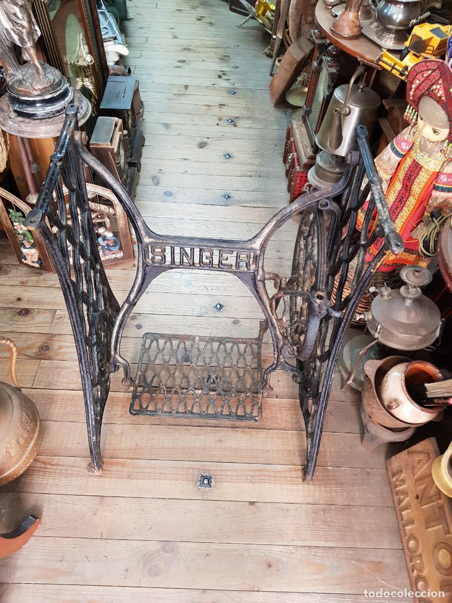 Antig&uuml;edades: ANTIGUO PIE DE MAQUINA DE COSER SINGEL - Foto 1