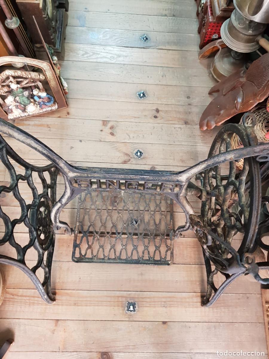 Antig&uuml;edades: ANTIGUO PIE DE MAQUINA DE COSER SINGEL - Foto 2