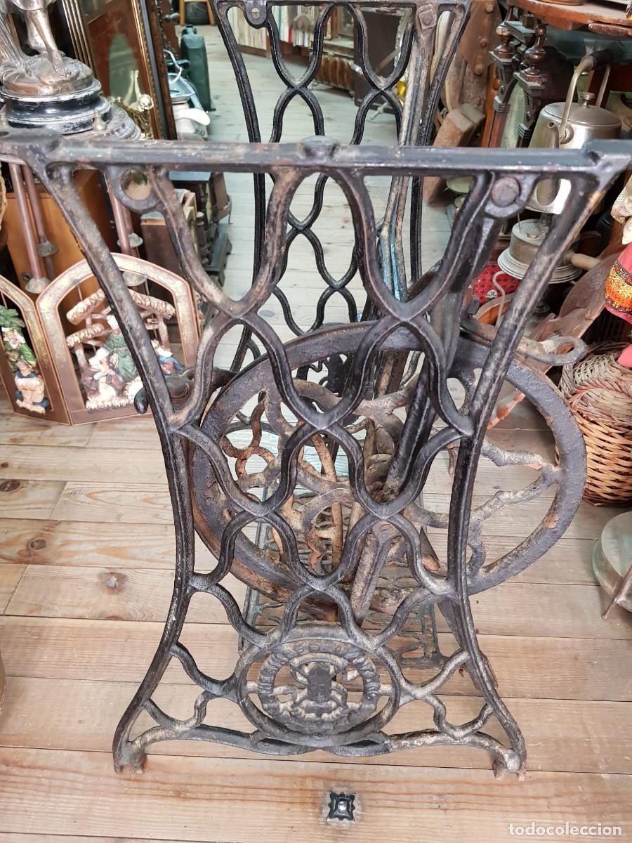 Antig&uuml;edades: ANTIGUO PIE DE MAQUINA DE COSER SINGEL - Foto 4