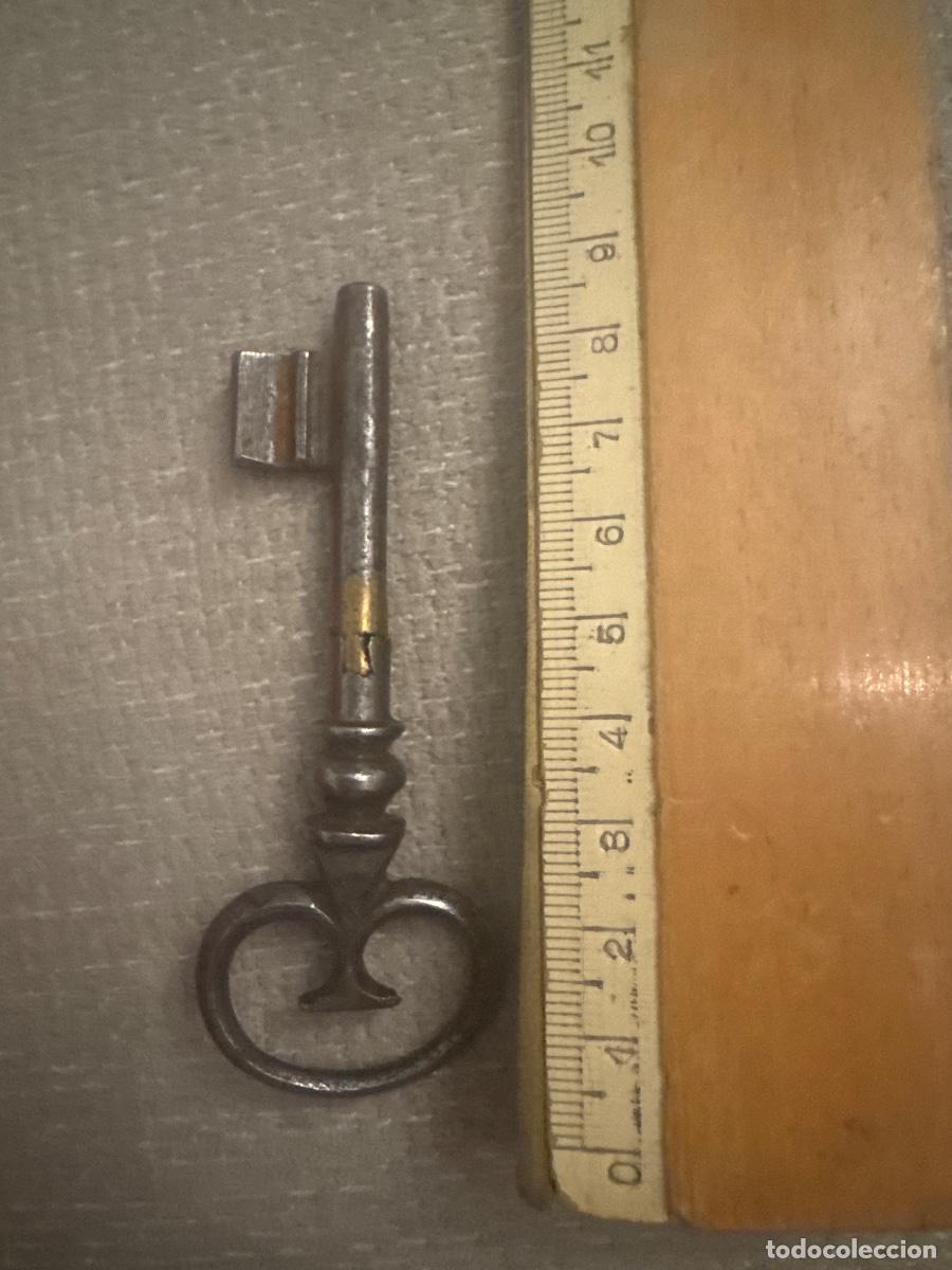 Antig&uuml;edades: Llave hierro singular 9 cm aproximadamente
