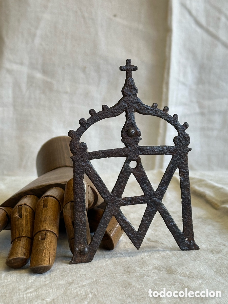 Antig&uuml;edades: Ornamento religioso M coronada, Ave Mar&iacute;a Maternidad Espiritual. Forja, s.XVIII-XIX