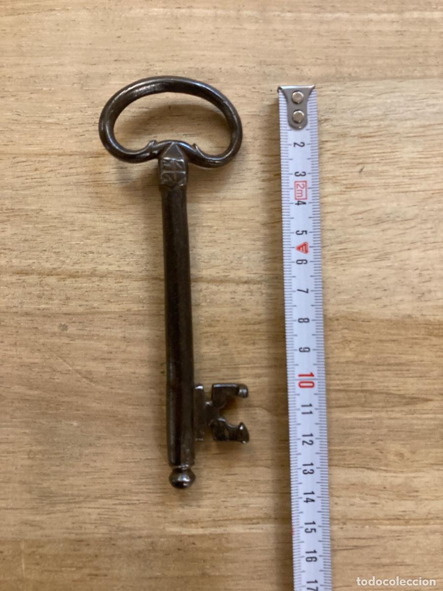 Antiquit&auml;ten: Antigua llave de hierro de forja artesana, bien trabajada y buen acabado. Siglo XVIII. De colecci&oacute;n.