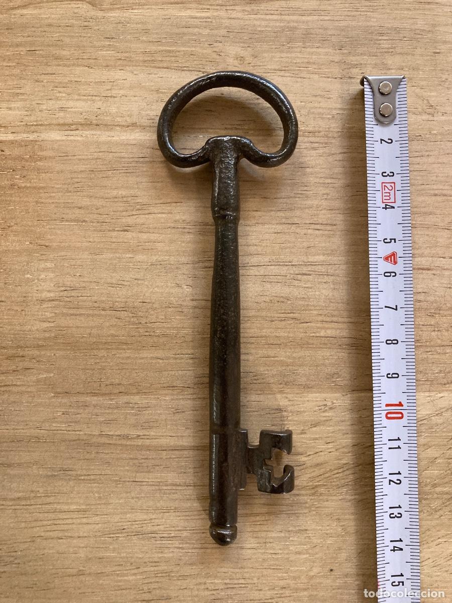 Antig&uuml;edades: Antigua llave de hierro de forja artesana, bien trabajada y buen acabado. Siglo XVIII. De colecci&oacute;n.
