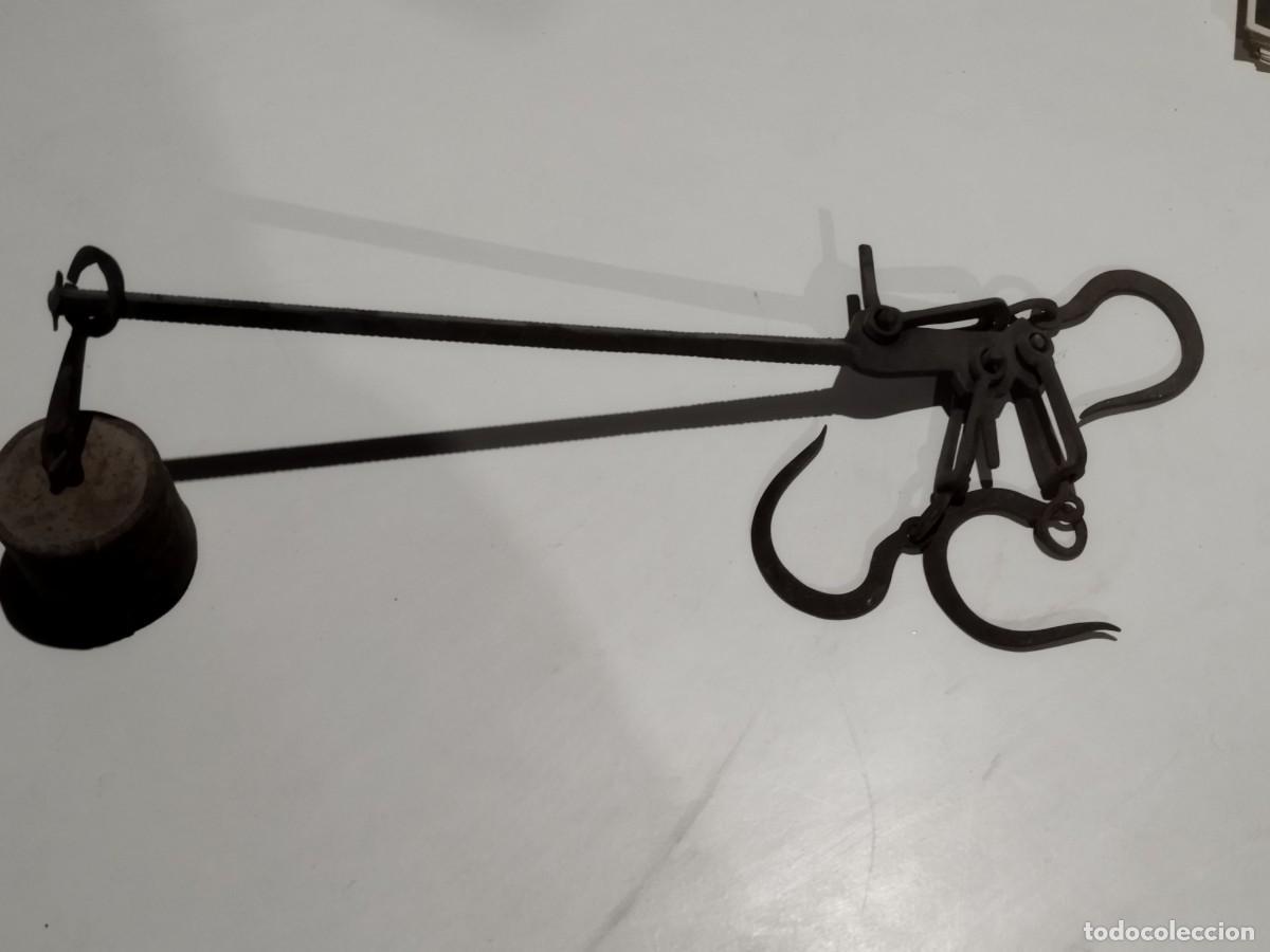 Antig&uuml;edades: Antigua bascula romana de 40cm con 3 ganchos y pesa. Hierro forjado