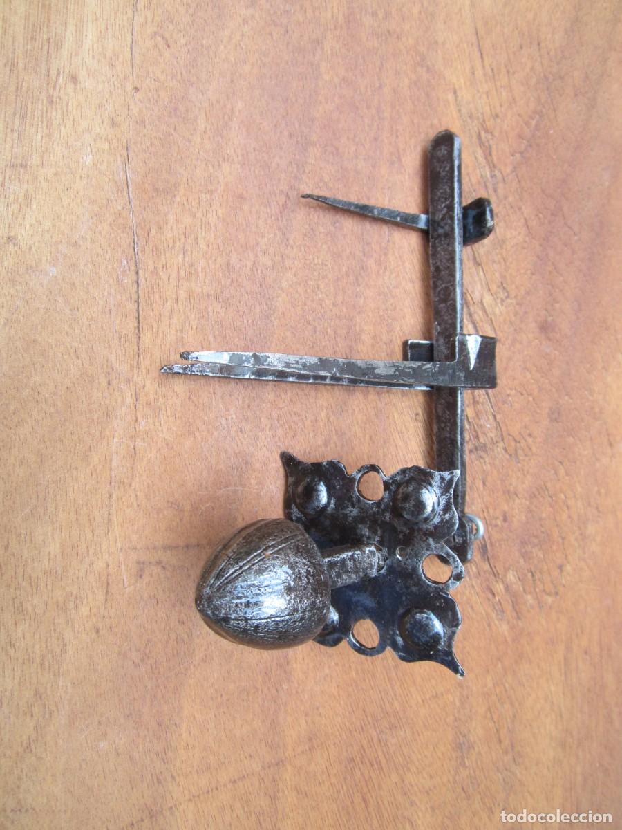 Antig&uuml;edades: Pestillo antiguo completo forja s. XVII, cincelado.