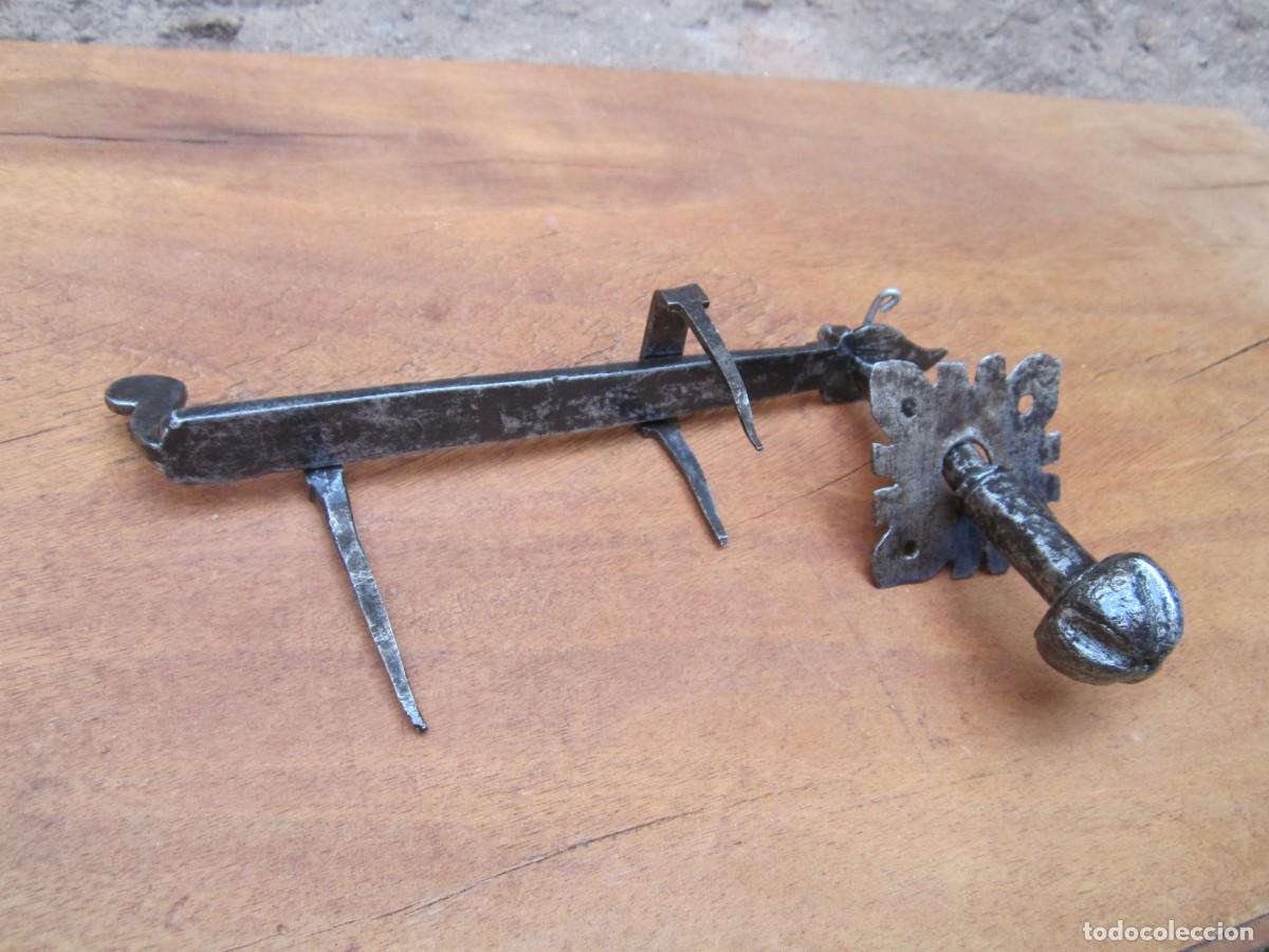 Antig&uuml;edades: Pestillo antiguo forja s. XVII, pomo 13.8 cm.