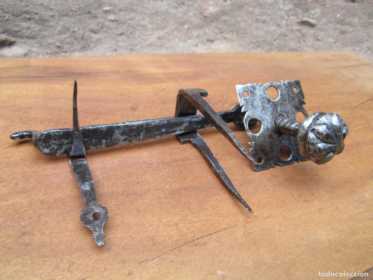 Antig&uuml;edades: Pestillo antiguo forja se&ntilde;orial, s. XVII.
