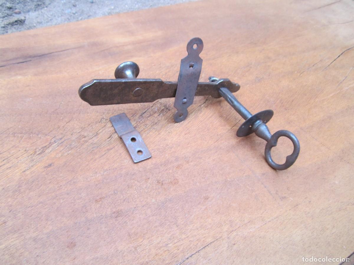 Antig&uuml;edades: Pestillo antiguo de hiero, tipo llave.