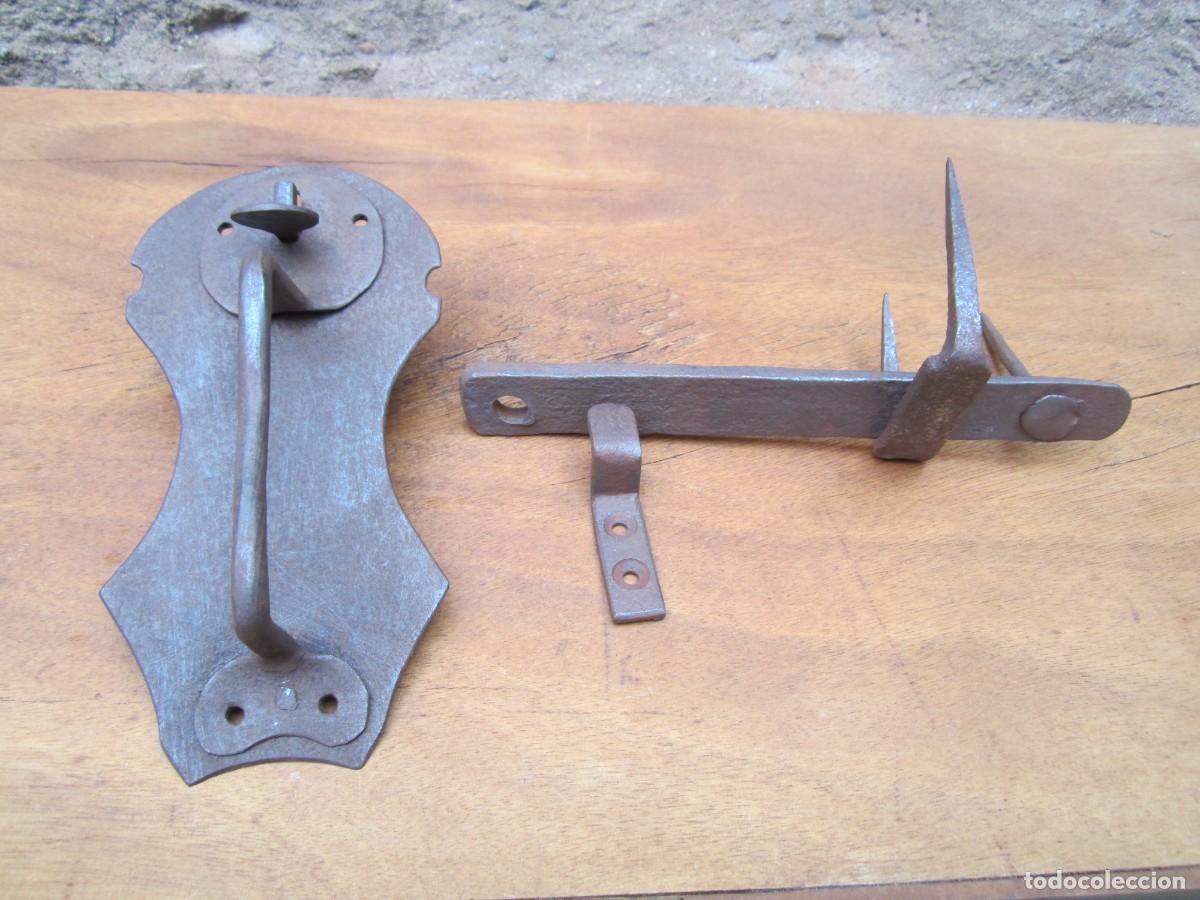 Antig&uuml;edades: Pestillo antiguo tipo leva, placa forja grande.