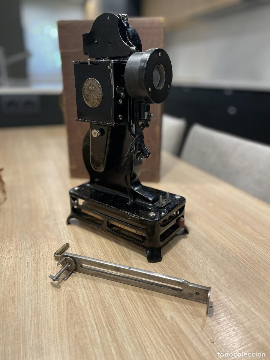 Antig&uuml;edades: Proyector Path&eacute; Baby A&ntilde;os 20 (N&ordm; 17655) + Malet&iacute;n original + 1 Pel&iacute;cula 9.5mm