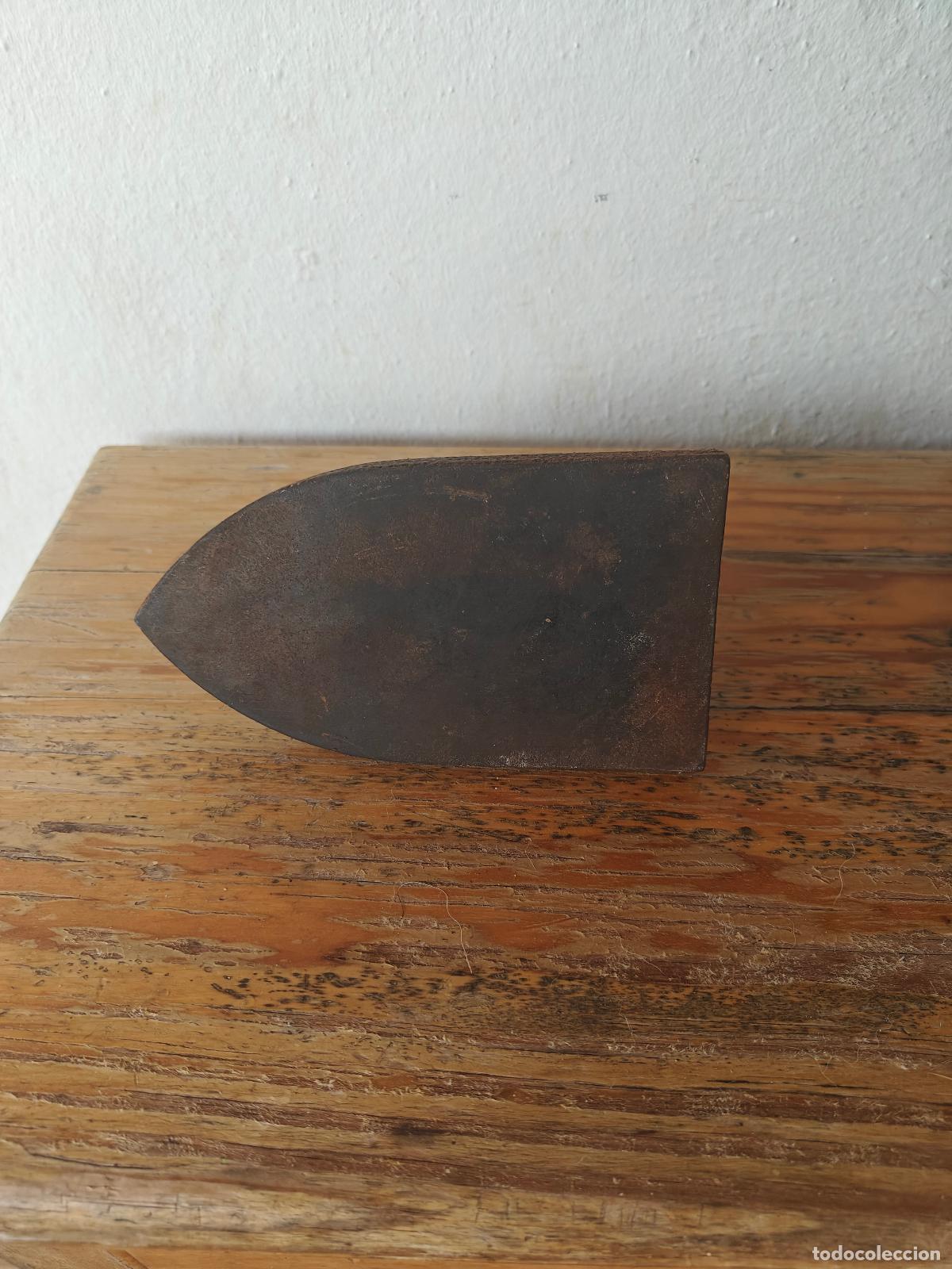 Antig&uuml;edades: Plancha antigua de hierro macizo con asa forjada, ideal decoraci&oacute;n r&uacute;stica