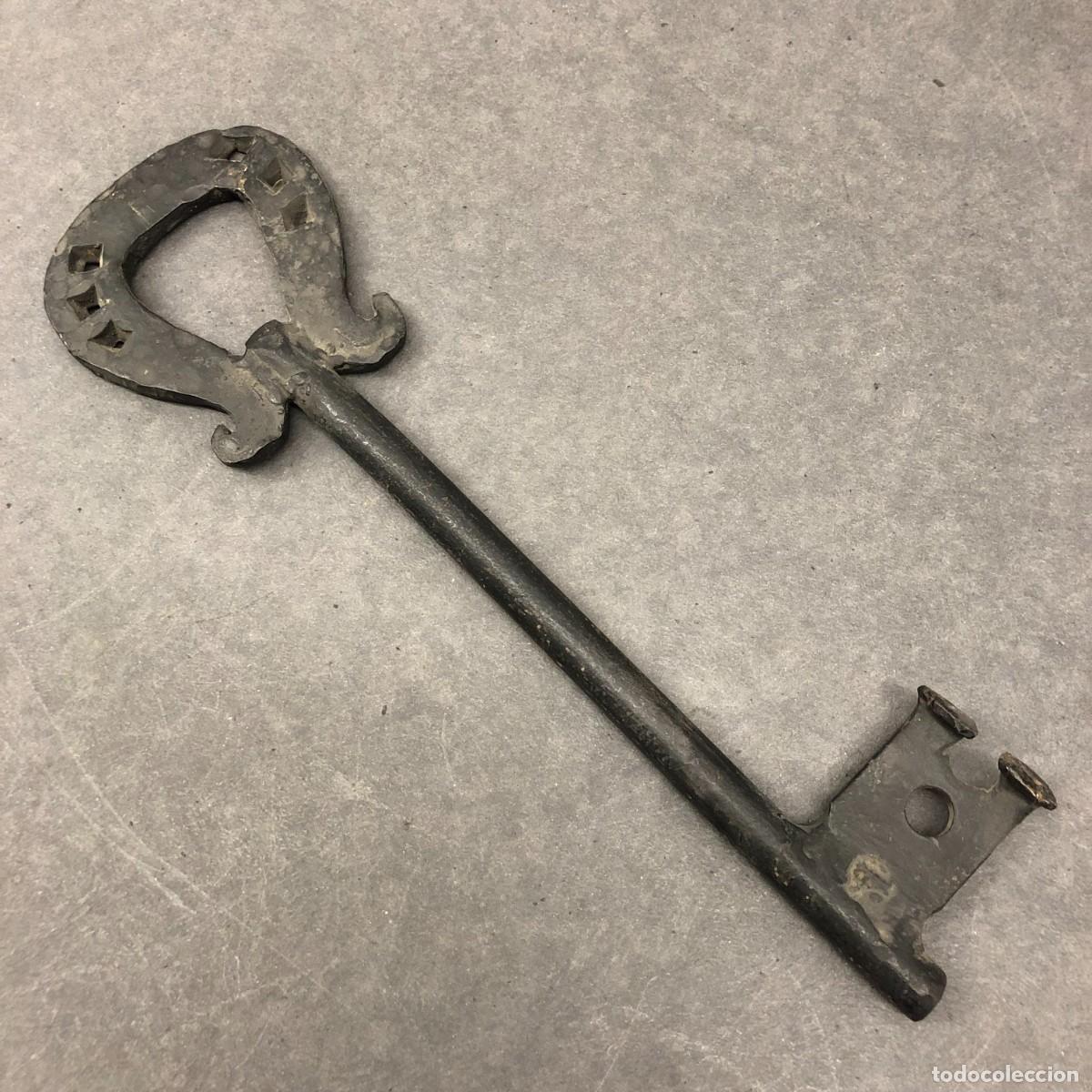 Antig&uuml;edades: ANTIGUA LLAVE - DE HIERRO FORJADO - EN FORMA DE HERRADURA - 26 X 7,5 CM / 1651