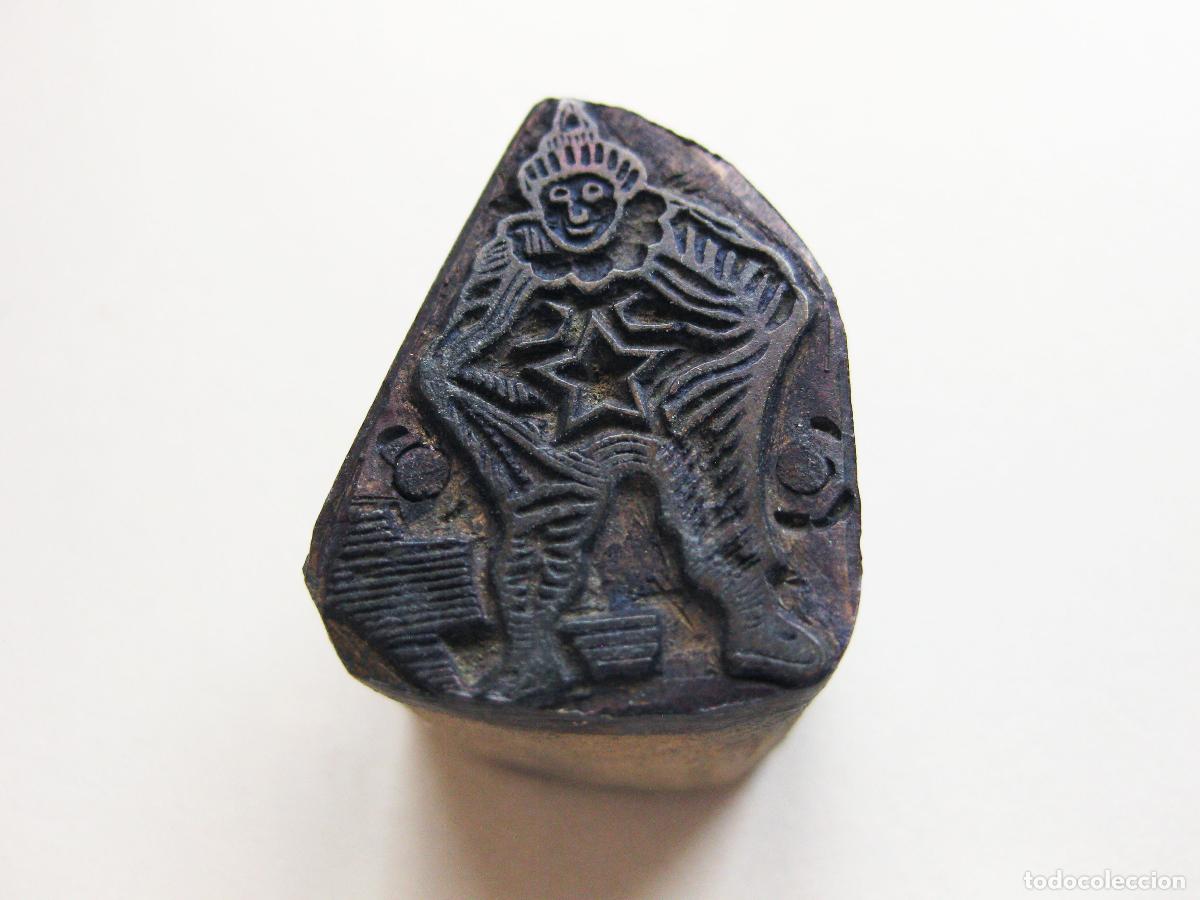 Antig&uuml;edades: ANTIGUO TIPO DE IMPRENTA CON LA IMAGEN DE UN PAYASO DE CIRCO TALLADO EN MADERA. TAMP&Oacute;N PARA TINTA