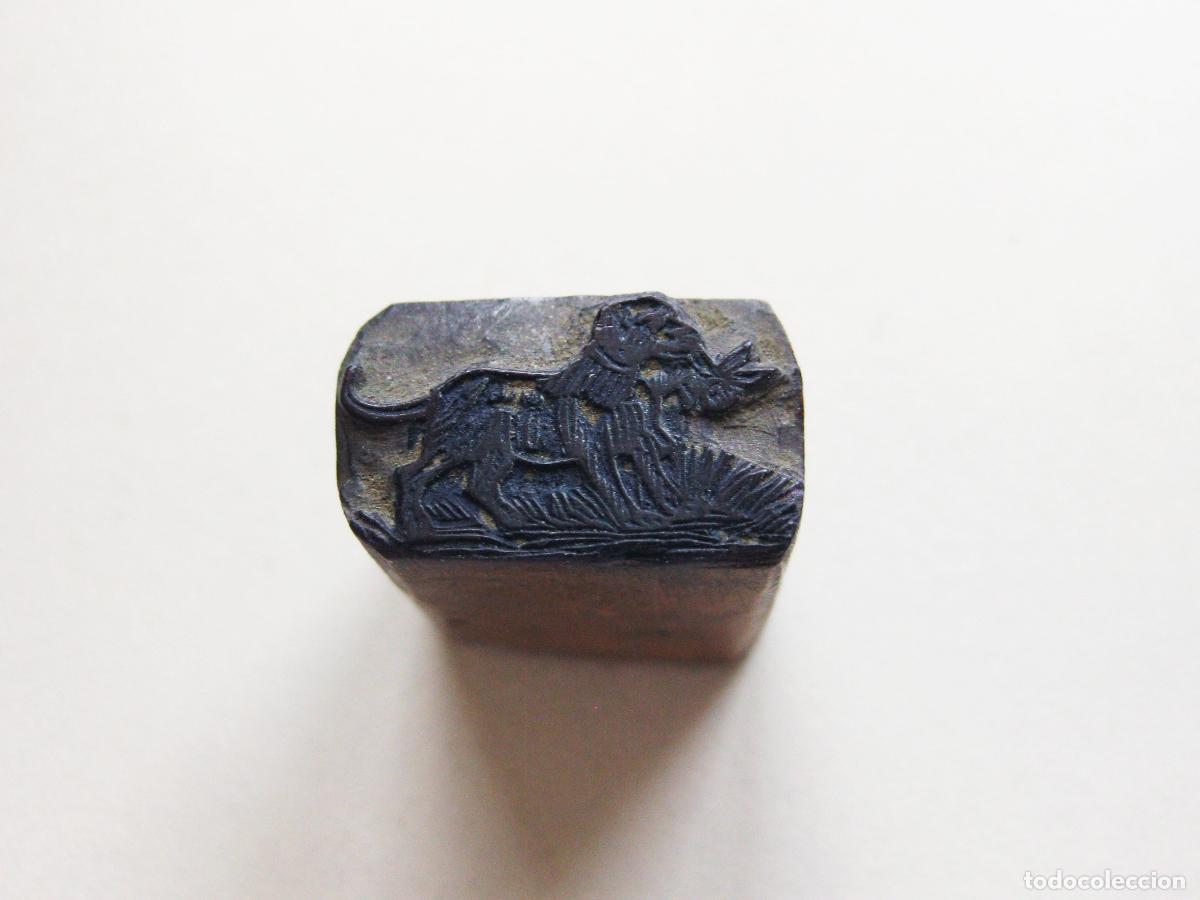 Antig&uuml;edades: ANTIGUO TIPO DE IMPRENTA CON LA IMAGEN DE UN PERRO DE CAZA TALLADO EN MADERA. TAMP&Oacute;N DE TINTA.