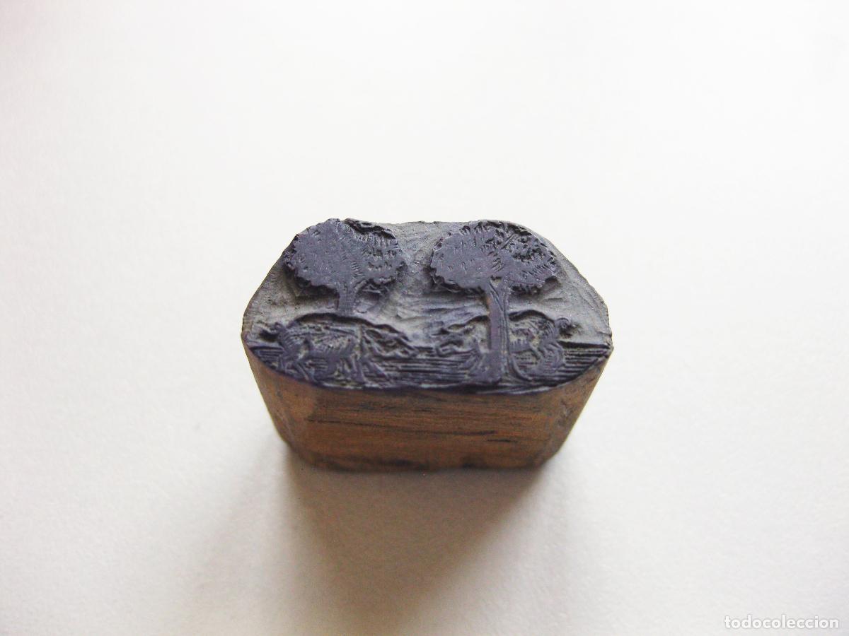 Antig&uuml;edades: ANTIGUO TIPO DE IMPRENTA CON LA IMAGEN DE CERDOS Y ENCINAS TALLADA EN MADERA. TAMP&Oacute;N DE TINTA
