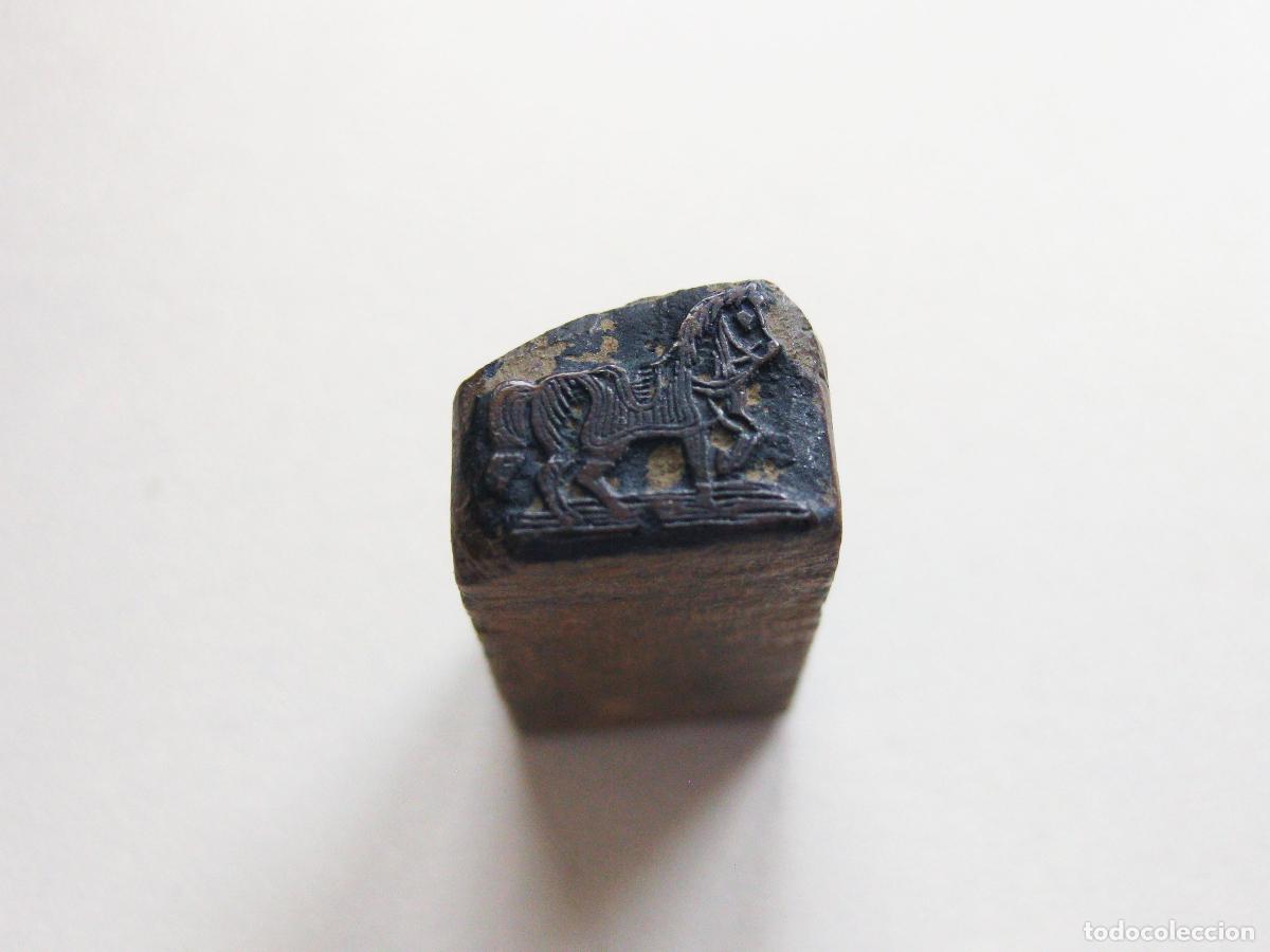 Antig&uuml;edades: ANTIGUO TIPO DE IMPRENTA CON LA IMAGEN DE LA CABEZA DE UN CABALLO TALLADO EN MADERA. TAMP&Oacute;N DE TINTA