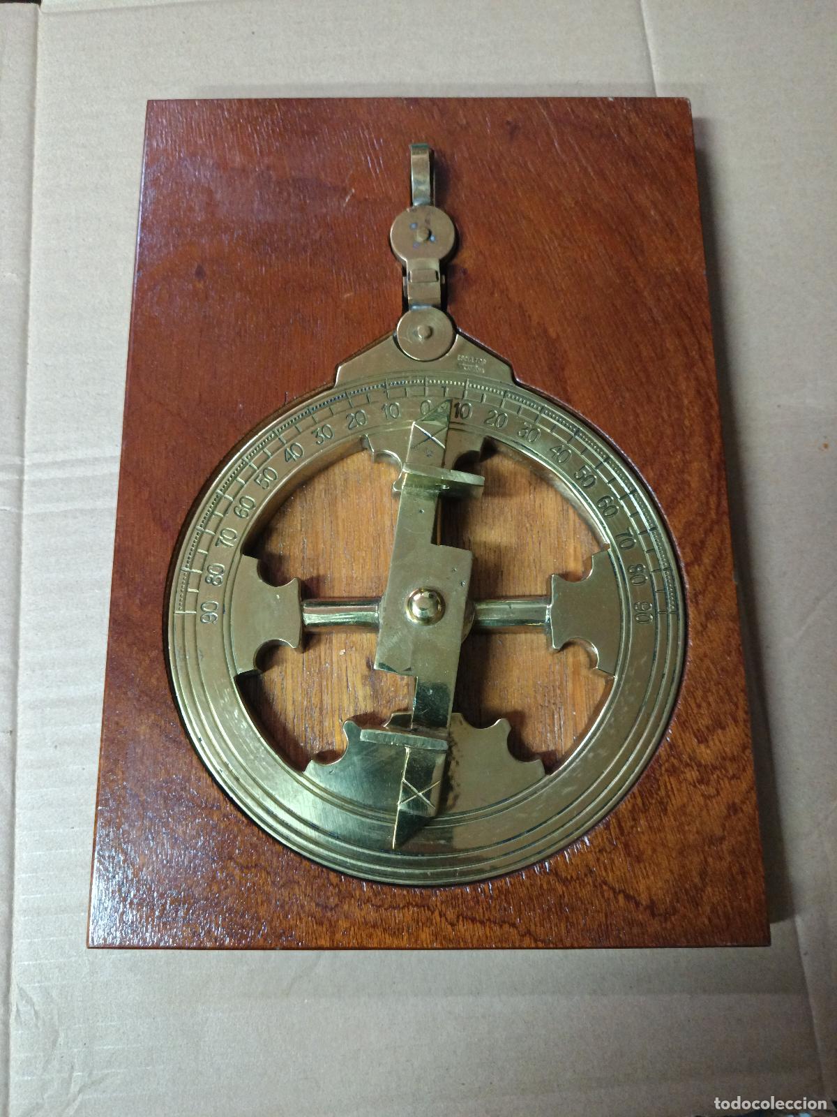 Antig&uuml;edades: REPRODUCCION DE ASTROLABIO PORTUGUES DEL SIGLO XVI, ESCULTOR T. SANTANA, ENMARCADO, 16 CM DIAMETRO.