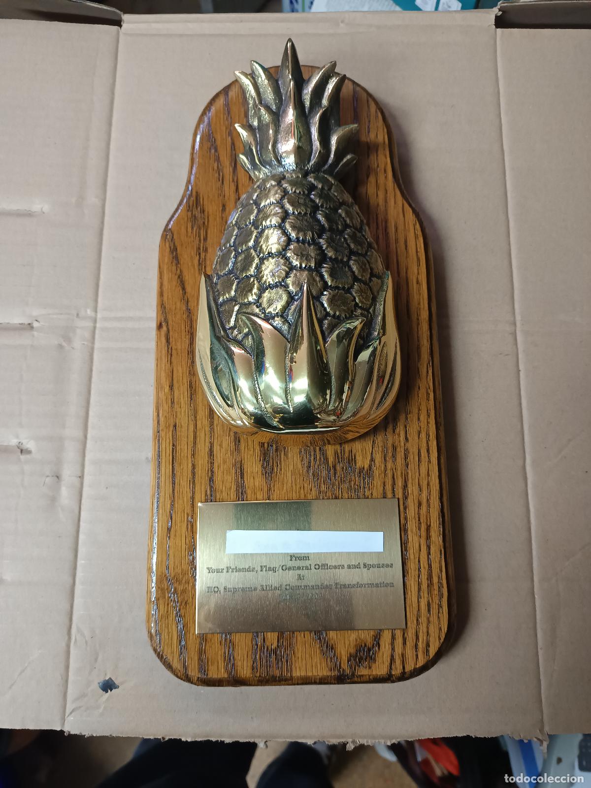 Antig&uuml;edades: RARO PICAPORTE, ALDABA LLAMADOR DE BRONCE CON FORMA DE PI&Ntilde;A, FIRMADO, CON BASE DE MADERA DE ROBLE.