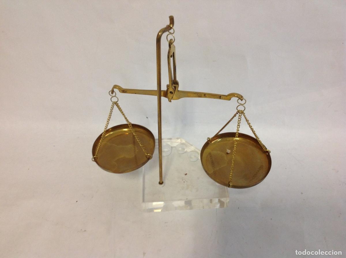 Antig&uuml;edades: Balanza de farmacia de lat&oacute;n - Foto 2