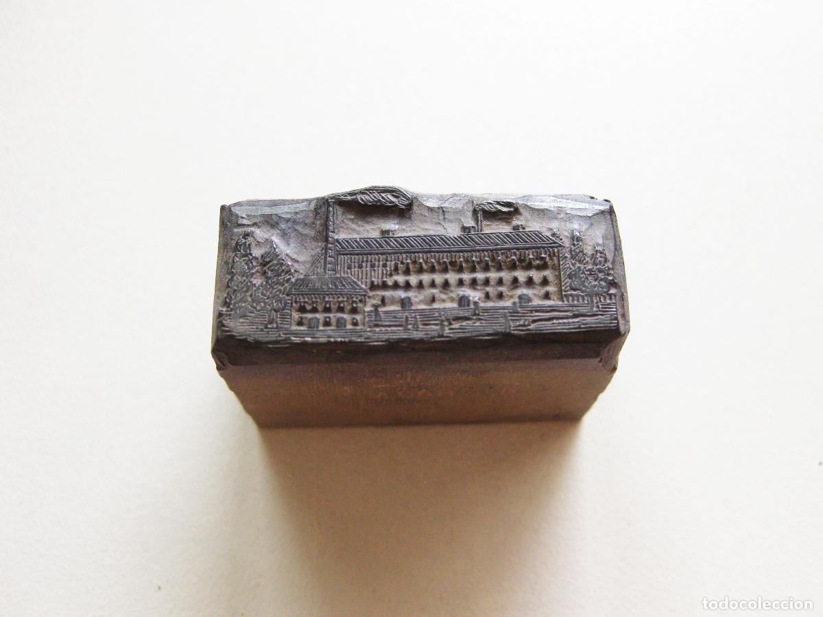 Antig&uuml;edades: ANTIGUO TIPO DE IMPRENTA CON LA IMAGEN DE UNA F&Aacute;BRICA TALLADA EN MADERA. SELLO O TAMP&Oacute;N DE TINTA