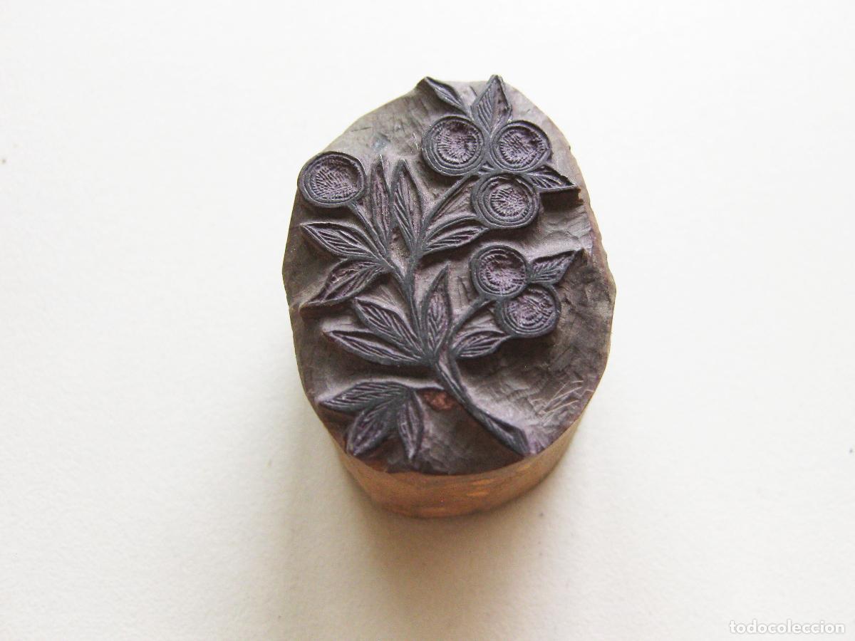 Antig&uuml;edades: TIPO DE IMPRENTA CON LA IMAGEN DE UN RAMO DE FLORES TALLADA EN MADERA. SELLO O TAMP&Oacute;N DE TINTA
