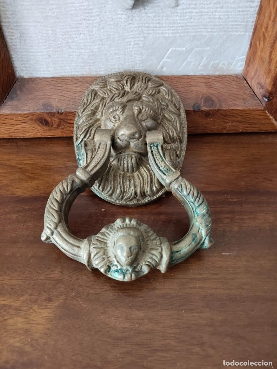 Antig&uuml;edades: Gran Aldaba Cabeza de Le&oacute;n. Bronce, 1.083 gramos.