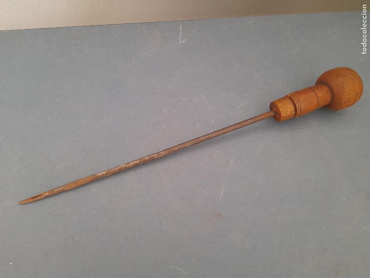 Antig&uuml;edades: aguja larga para esparto o sacos, acero y madera, 32cm aprox, se&ntilde;ales de edad y uso