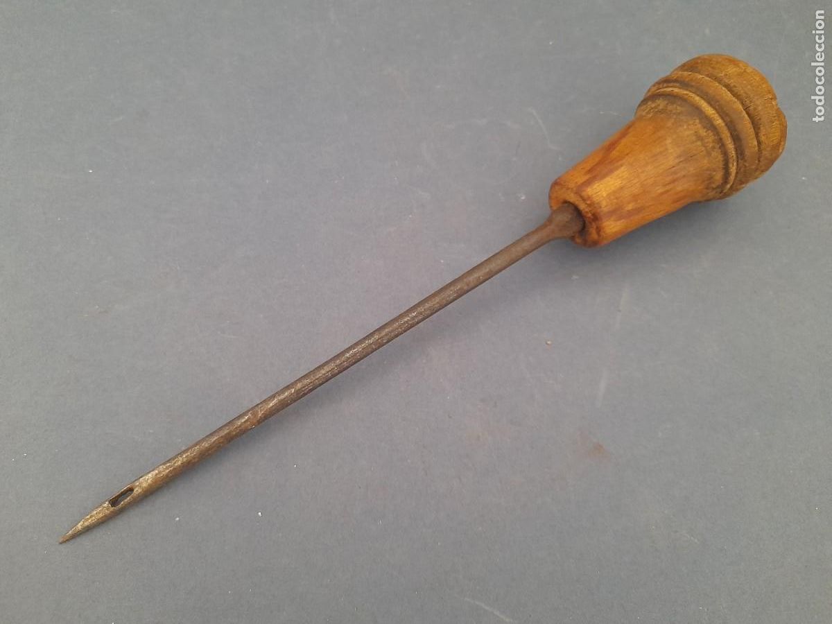 Antig&uuml;edades: aguja larga para esparto o sacos, acero y madera, 23,5cm aprox, se&ntilde;ales de edad y uso
