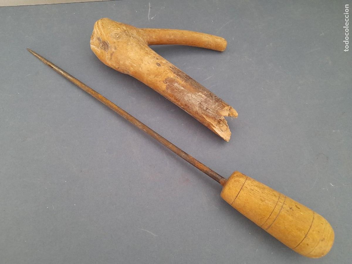 Antig&uuml;edades: aguja larga para esparto o sacos, acero y madera, 32cm aprox, se&ntilde;ales de edad y uso, con protector