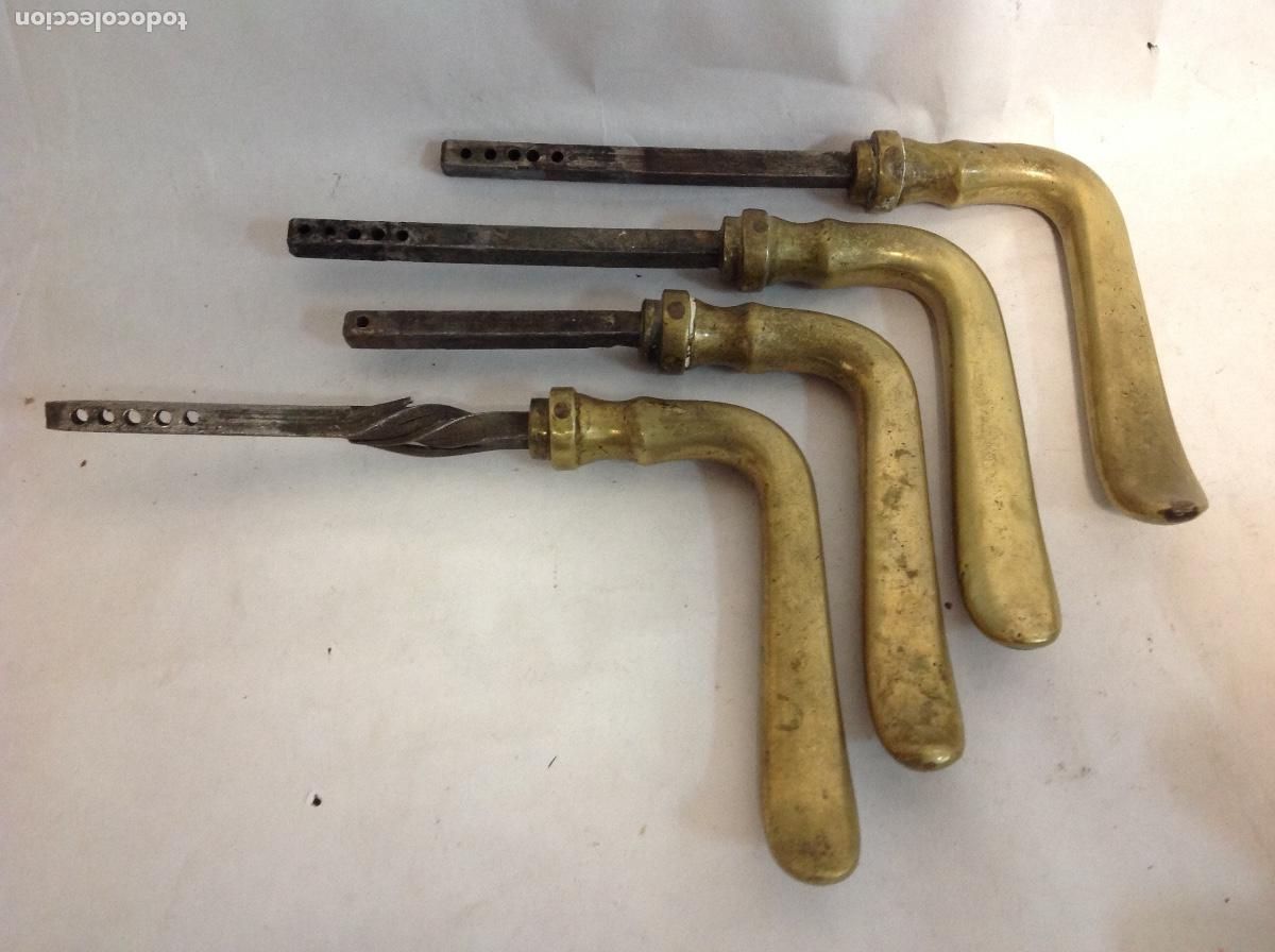 Antig&uuml;edades: Cuatro manillas de bronce antig&uuml;as para puertas