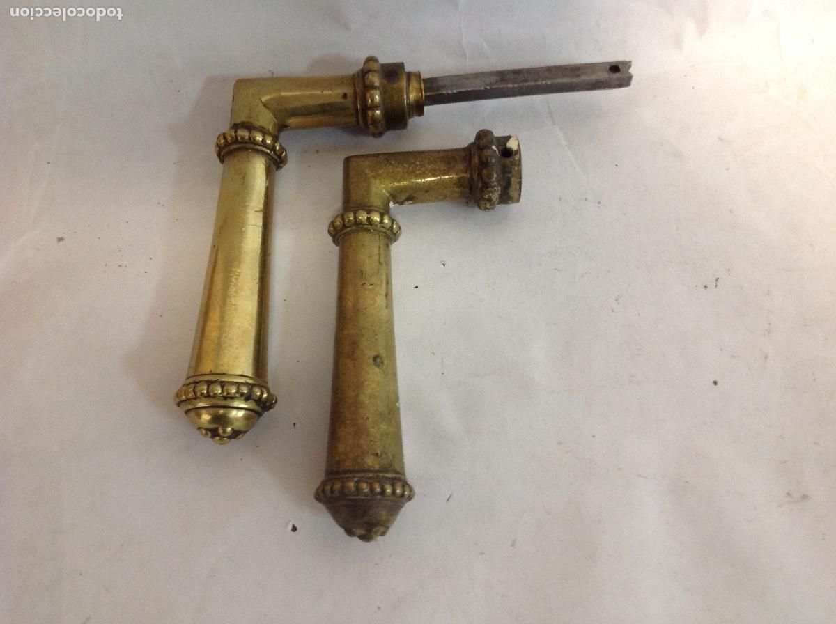 Antig&uuml;edades: Dos manillas antig&uuml;as de bronce para puertas