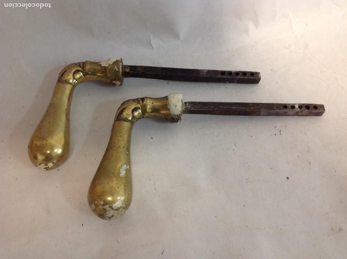 Antig&uuml;edades: Dos manillas antig&uuml;as de bronce para puertas